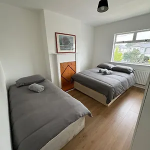  Guest house Nice Triple At 2 Iveragh Rd-7